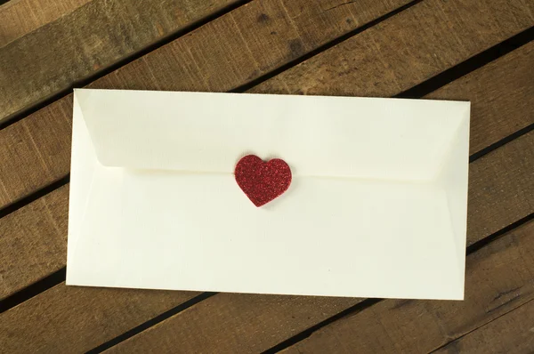빨간 하트와 흰 봉투 — 스톡 사진