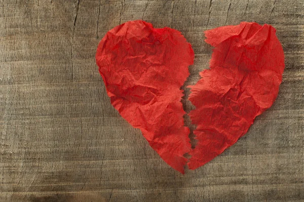 Heartbreak gemaakt van gekrulde rode papier — Stockfoto