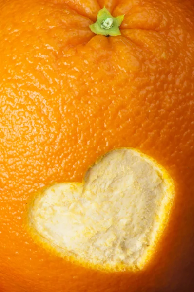 Форма сердца, вырезанная апельсиновой кожурой — стоковое фото