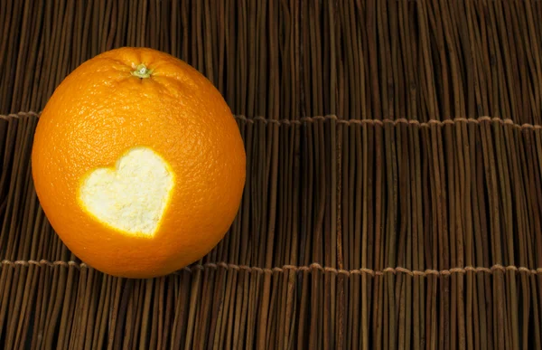 Форма сердца, вырезанная апельсиновой кожурой — стоковое фото