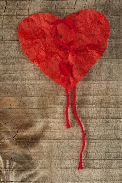 Hart gemaakt van gekrulde rode papier — Stockfoto