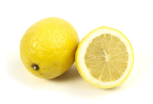 흰 배경의 레몬 — 스톡 사진
