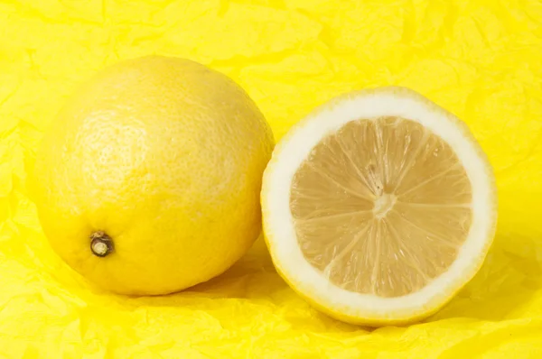 Лимон на желтом фоне — стоковое фото