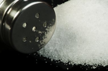 siyah arka plan üzerine tuz