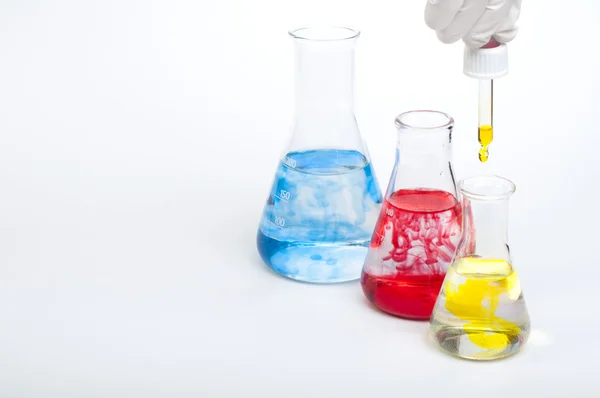 Laboratorium apparatuur en kleur chemicaliën — Stockfoto