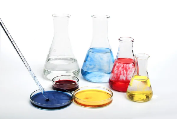 Laboratuvar ekipmanları ve renkli kimyasallar — Stok fotoğraf