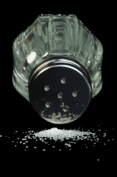 Salt på svart bakgrund — Stockfoto