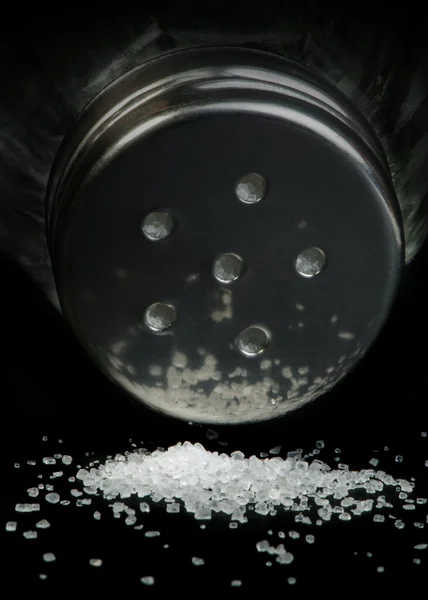 Sól na czarnym tle — Zdjęcie stockowe