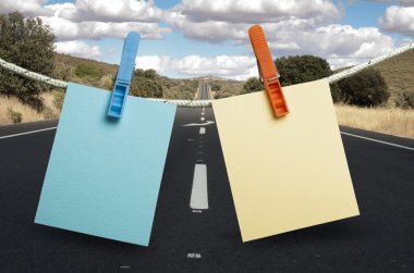 bir ipe bağladım Not kağıtları
