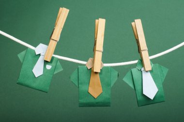 Origami gömlek ip üzerinde