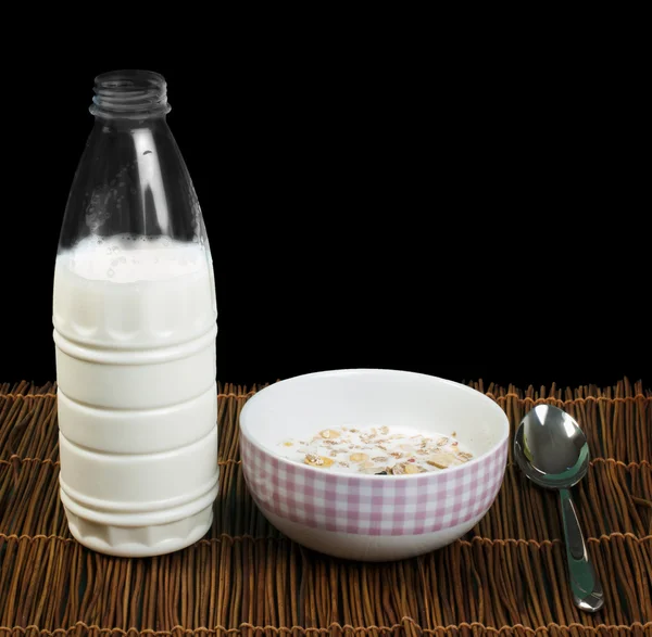 Muesli desayuno en un arco, cuchara y leche — Foto de Stock