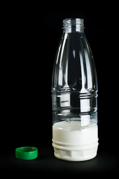 Пластиковая прозрачная бутылка с молоком — стоковое фото