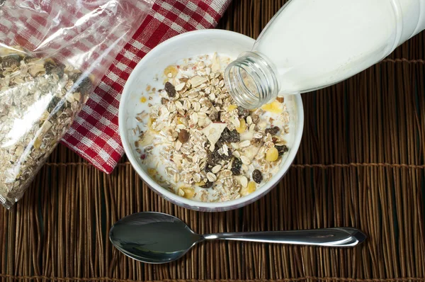 Muesli café da manhã em package.Bottle leite e colher — Fotografia de Stock