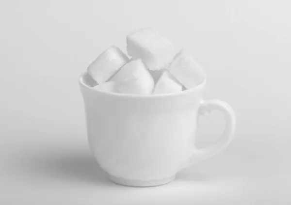 Morceaux de sucre dans la tasse — Photo