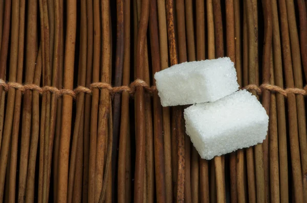 Terrones de azúcar en la base de madera —  Fotos de Stock