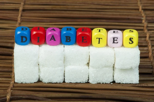 Сахарные комочки и диабет слова — стоковое фото