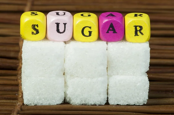 Сахарные комки и текст — стоковое фото