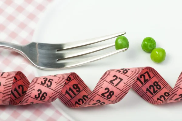 Assiette avec petits pois et centimètre — Photo