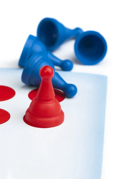 Rode en blauwe spel pionnen wit geïsoleerd — Stockfoto