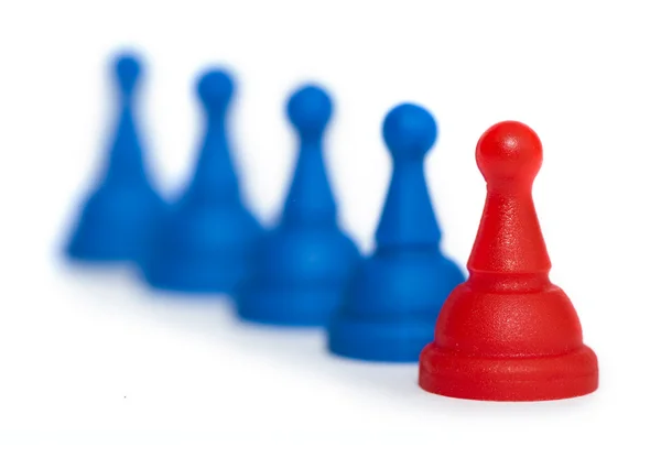 Rode en blauwe spel pionnen wit geïsoleerd — Stockfoto