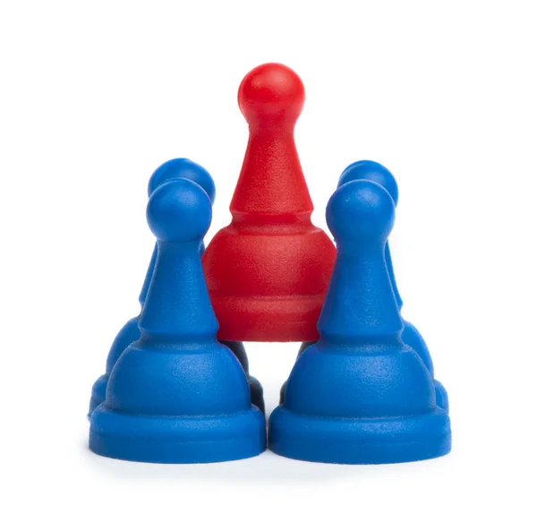Rosso e blu pedine di gioco bianco isolato — Foto Stock