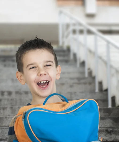 Chlapec se školní brašnou — Stock fotografie