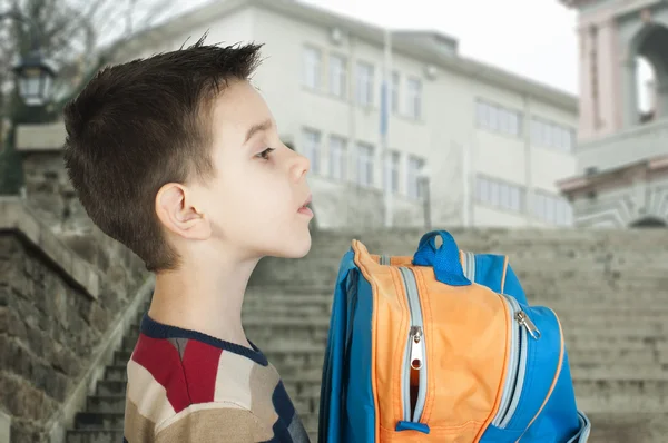 Ragazzo con schoolbag — Foto Stock