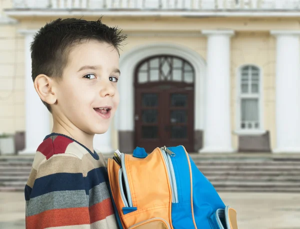 Ragazzo con schoolbag — Foto Stock