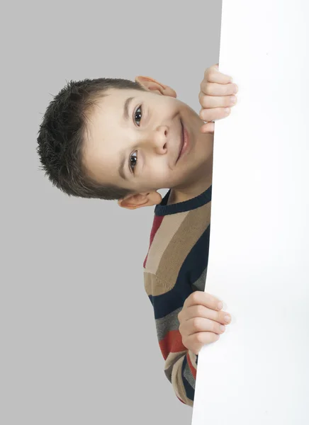 Liten pojke håller en whiteboard — Stockfoto
