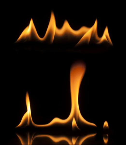 Feuer auf schwarzem Hintergrund — Stockfoto