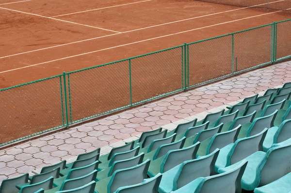 Tribune zitplaatsen en tennisbaan — Stockfoto