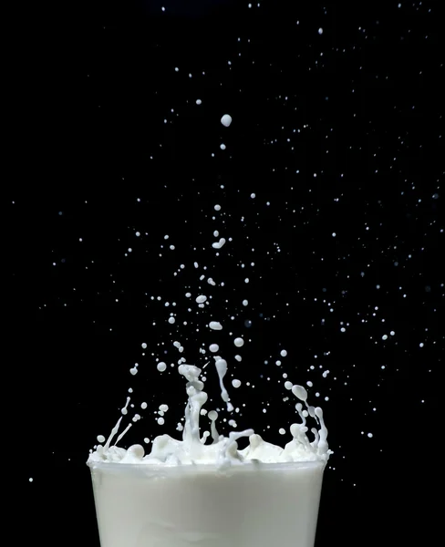 Spruzzare il latte su sfondo nero — Foto Stock