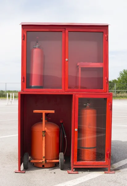 Extintores de incêndio e equipamentos — Fotografia de Stock