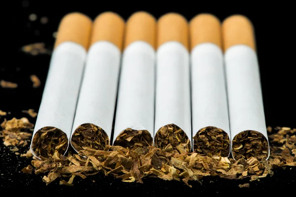 Disposé dans une rangée de cigarettes — Photo