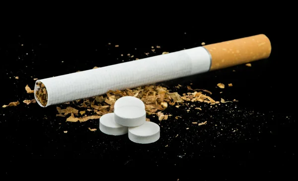 Сигареты, табак и таблетки — стоковое фото