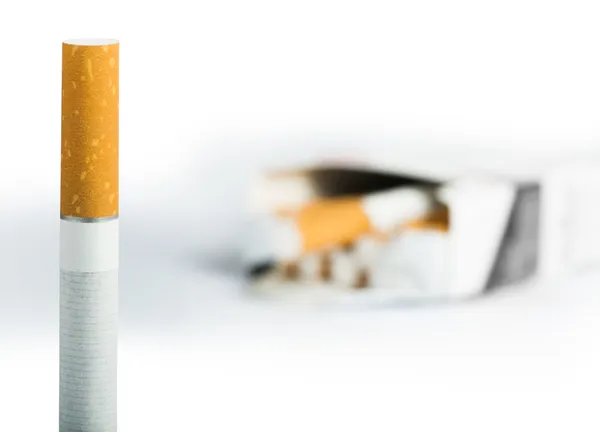 Сигарета на переднем плане — стоковое фото