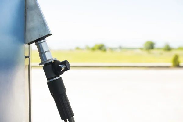 Apparaat voor het opladen van gas auto op station — Stockfoto