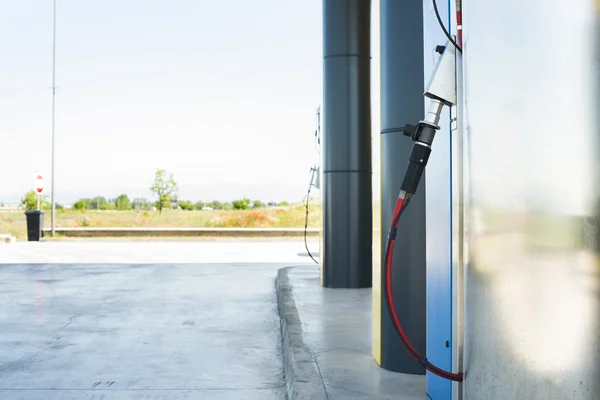 Gerät zum Laden von Gasautos an der Tankstelle — Stockfoto