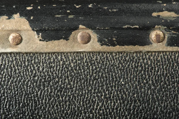 Заклепки и кожаные детали из чемодана — стоковое фото