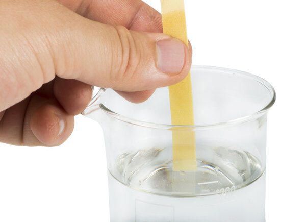 Литмусовая бумага и стакан
