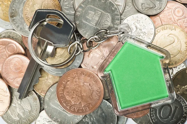 Coins and house key ring — Stock Photo, Image