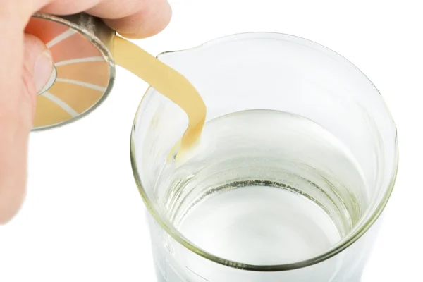 Papel y vaso de precipitados — Foto de Stock