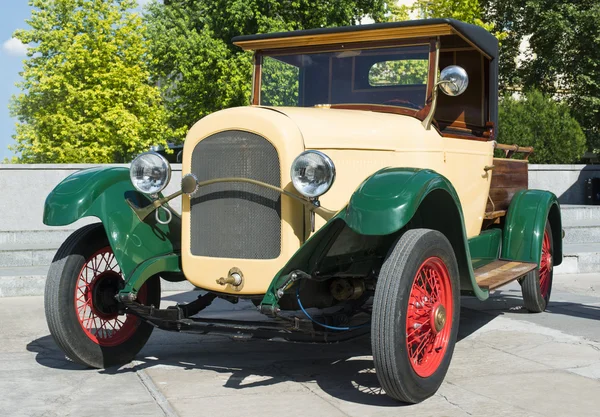 Velho vintage retro carro — Fotografia de Stock