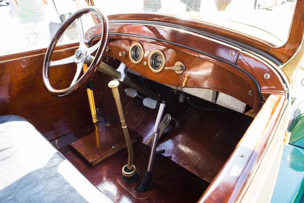 Eski model arabanın iç mekanı. — Stok fotoğraf