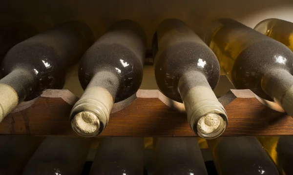 Botellas de vino en el estante —  Fotos de Stock
