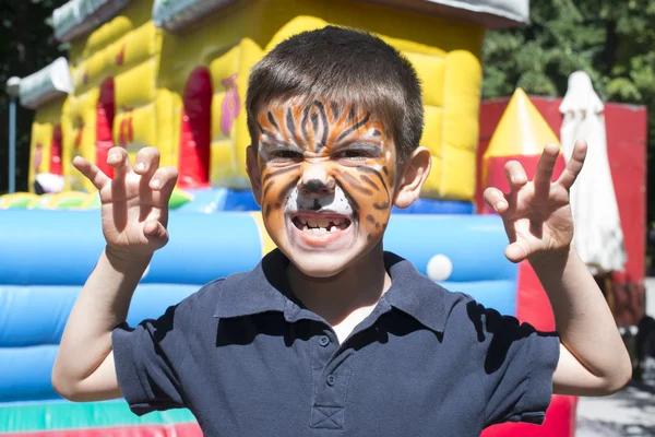 Enfant avec visage peint — Photo