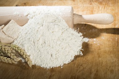 un, oklava ve buğday yığını