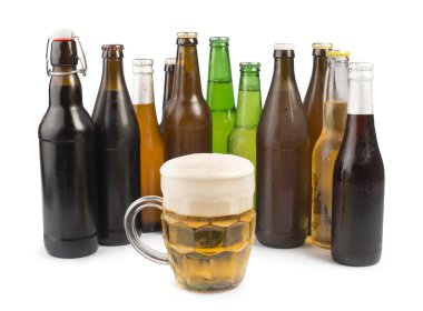 şişe bira ve bira bardağı.