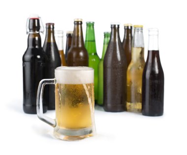 şişe bira ve bira bardağı.