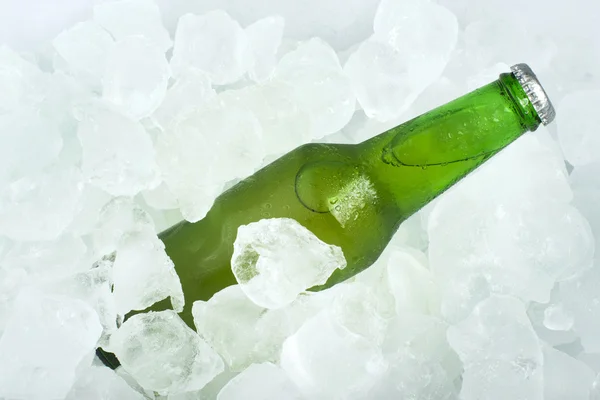 Garrafa verde de cerveja — Fotografia de Stock